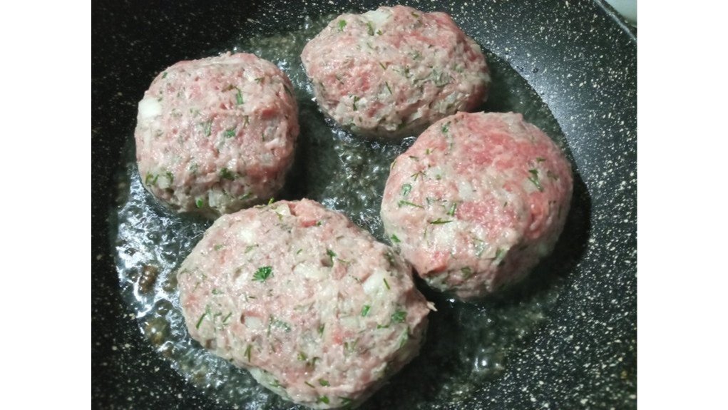 Aš nededu duonos su pienu ar krūvos svogūnų į kotletus: 2 ingredientai padaro juos sultingus — ir skonis geresnis